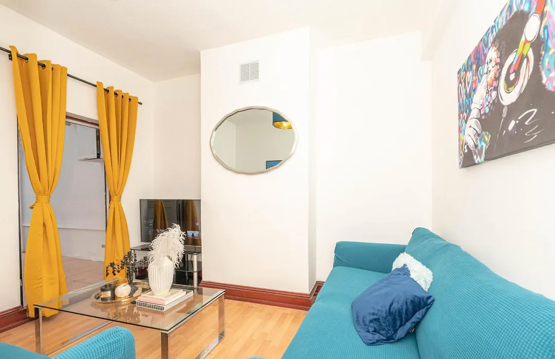 Xtra Large 4 Bedroom House With Heating Sleeps 14 Near Station And Excel-1