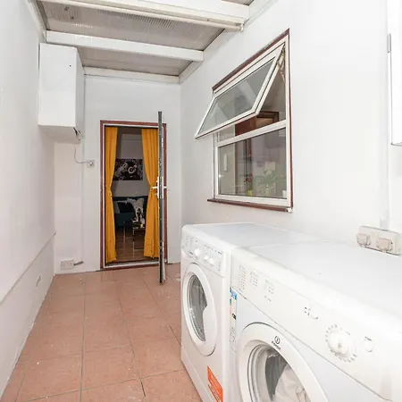 Xtra Large 4 Bedroom House With Heating Sleeps 14 Near Station And Excel-3