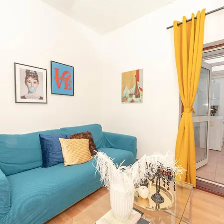Xtra Large 4 Bedroom House With Heating Sleeps 14 Near Station And Excel-2